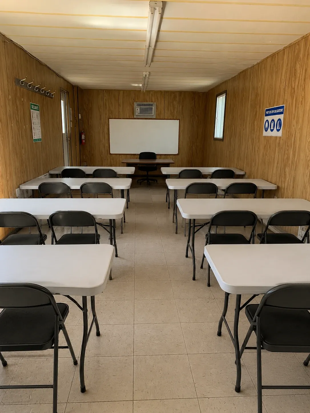 Roulotte de chantier aménagée en classe scolaire mobile
