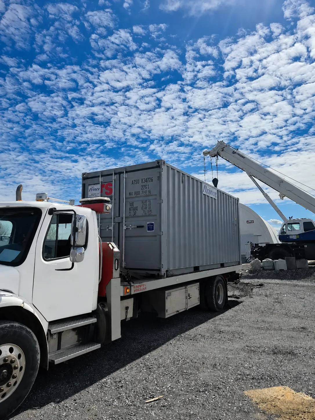 20-foot shipping container delivered by Location Prince in Québec