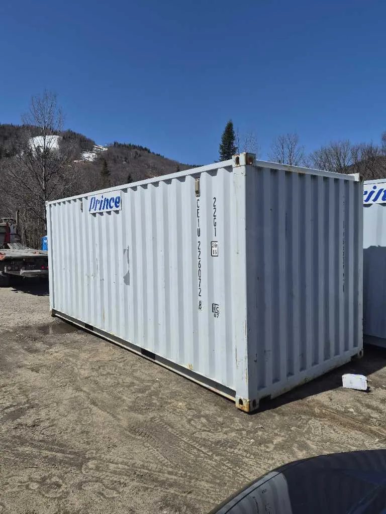 20-foot shipping container set up on a job site in Québec City